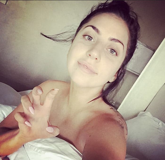 Lady Gaga surpreende fãs ao postar foto sem maquiagem
