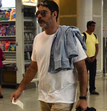 Longe do "JN", William Bonner é flagrado barbudo em aeroporto