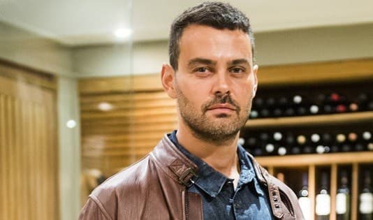 "Império": Maurílio instala câmera na sala de Zé Alfredo e se diverte