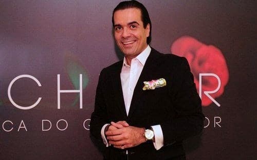 Professor de etiqueta, Fábio Arruda dá show de falta de educação em teatro