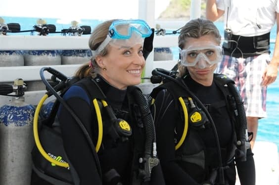 Angélica e Grazi Massafera se aventuram no mar de Fernando de Noronha