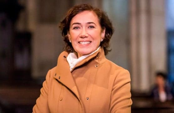 Lilia Cabral sofre acidente doméstico e quebra dedo do pé