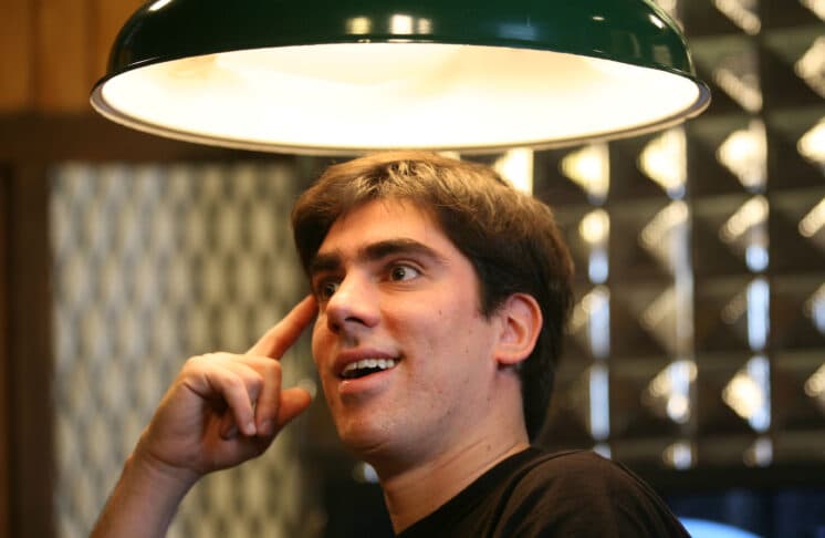 Marcelo Adnet é repreendido na Globo após suposta traição