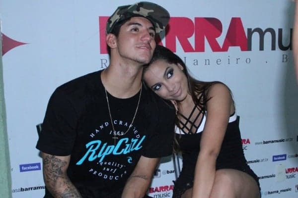 Anitta força affair com campeão de surf para alavancar sua carreira