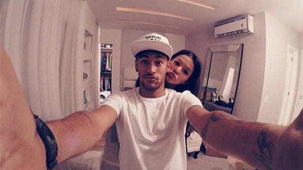 Bruna Marquezine volta para Barcelona e Neymar comemora