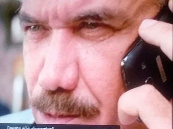 Personagem de Jackson Antunes usa celular do lado errado em "Império"
