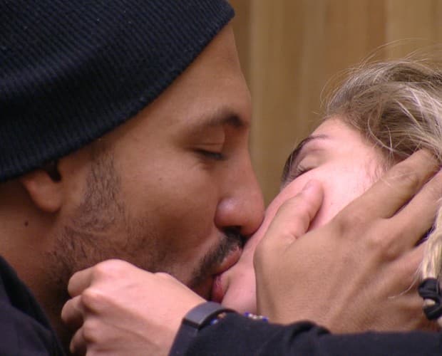"BBB15": Aline não se importa com carícias entre Fernando e Amanda: 'Sou a namorada dele'