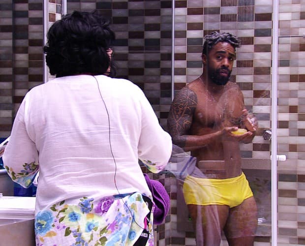 "BBB15": No primeiro dia de confinamento participante toma banho sem roupa