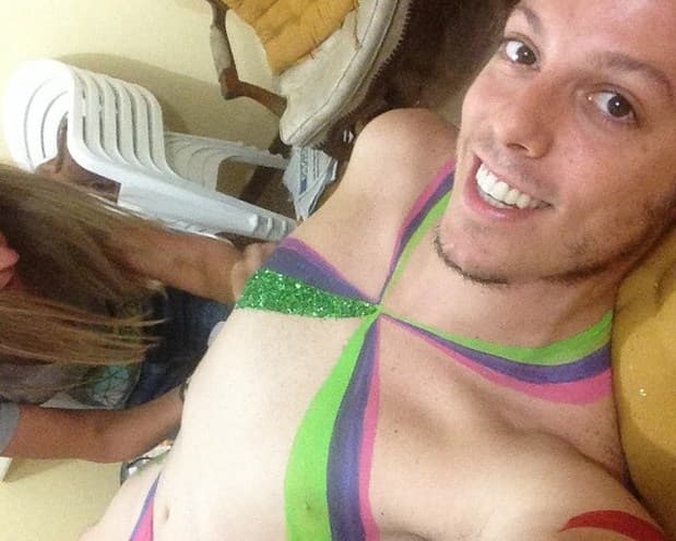 Fabio Porchat fica sem roupa e pinta o corpo de "globeleza" para vinheta