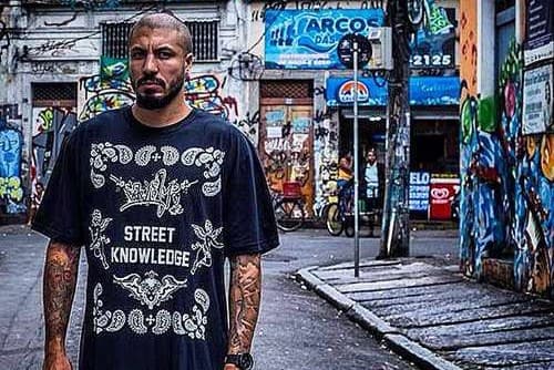 Ex-BBB Fernando Medeiros aparece com mão boba dentro da calça de Aline Gotschalg