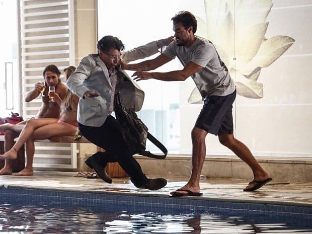 ‘‘Império’’: Enrico tenta afogar Téo Pereira na piscina