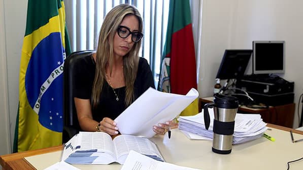 Ex-participante do "BBB15", Francieli é exonerada de cargo público
