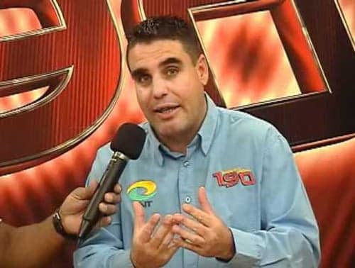 Repórter da CNT é preso enquanto apresentava programa ao vivo; assista ao vídeo