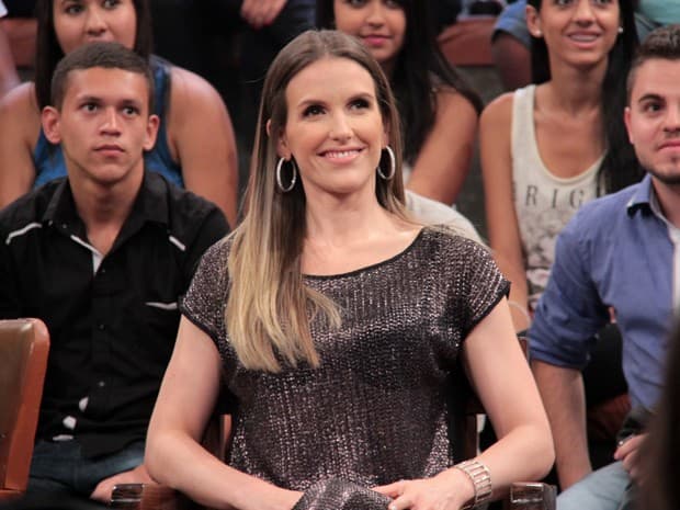Apresentadora da Globo ganha apoio após dar boneca para os dois filhos