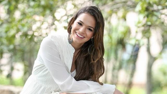 Bruna Marquezine afirma que a mãe controla seus gastos através do celular