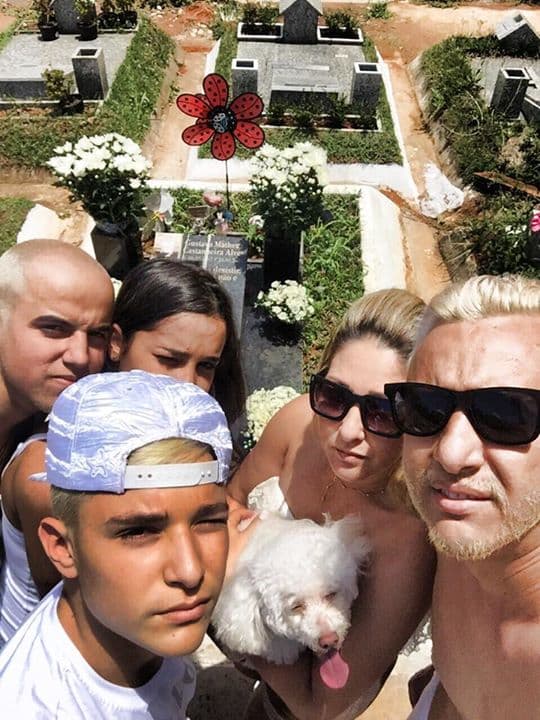 Em rede social, Mc Gui posta selfie no túmulo do irmão
