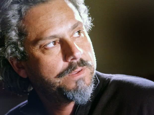 "Império": José Alfredo culpa Maurílio pelo sumiço de sua fortuna e manda filha para Suíça