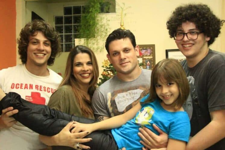 Padrasto de Chay Suede foi encontrado morto no apartamento