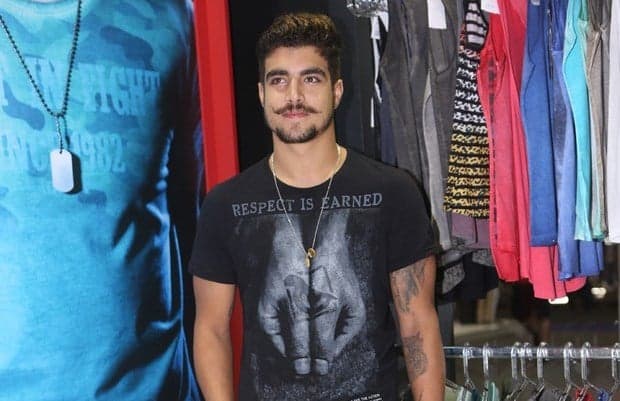 Caio Castro se irrita ao falar de Maria Casadevall em evento