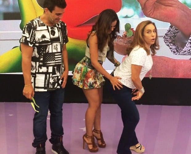 Cissa Guimarães aprende a fazer 'quadradinho' com Anitta no "Mais Você"
