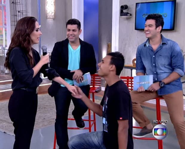 Rapaz pede Tatá Werneck em casamento ao vivo no "Encontro"