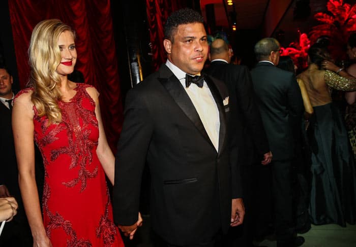 Ronaldo apresenta nova namorada em evento
