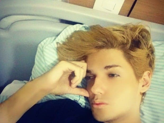 Celso Santebanes, o Ken Humano, segue internado e diz que cabelo está caindo