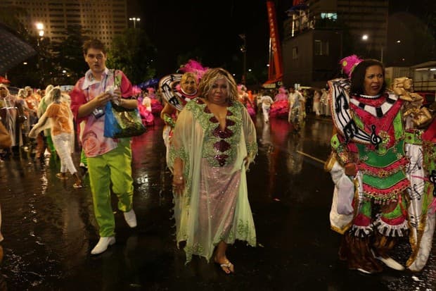 Cantora Alcione queima o pé durante desfil e é levada a posto médico
