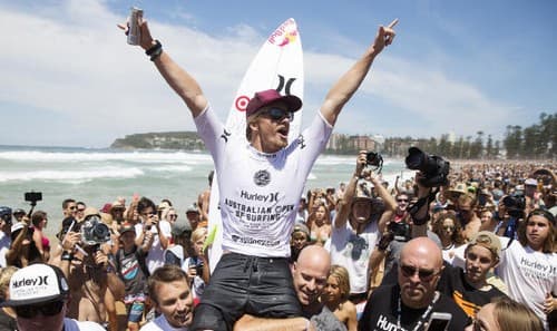 Ao vivo, apresentador manda surfista ficar longe de sua namorada