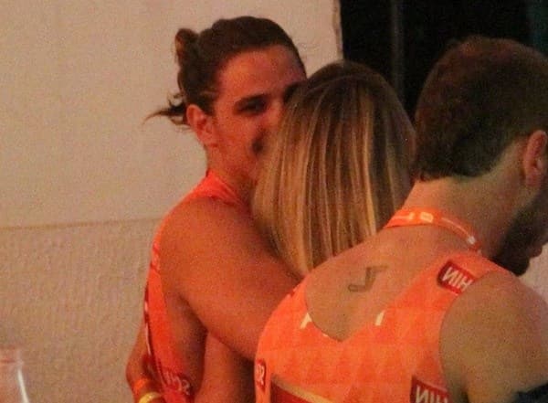 Namorado de Cléo Pires, Rômulo Arantes é flagrado com loira no Carnaval