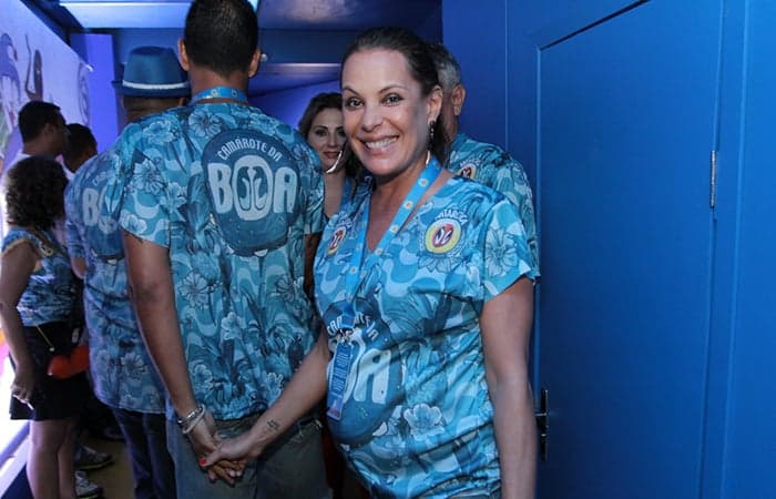Grávida, Carolina Ferraz curte a folia no RJ