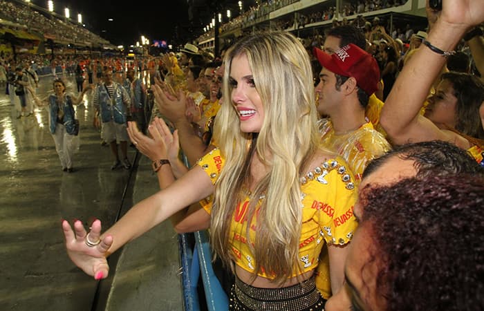 Carnaval: Bárbara Evans chora ao ver mãe desfilar