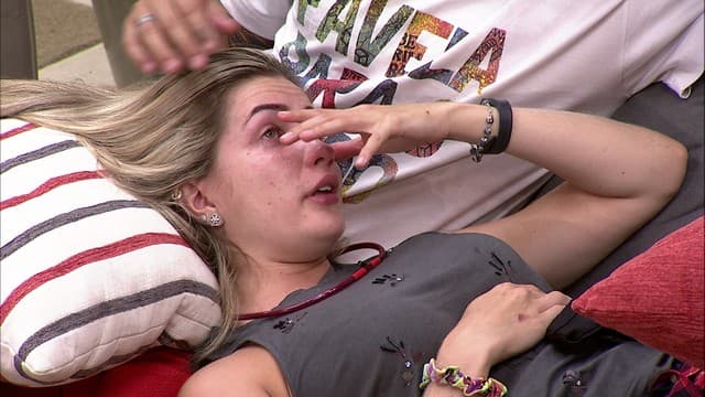 "BBB15": Aline chora com possibilidade de Fernando ir para paredão