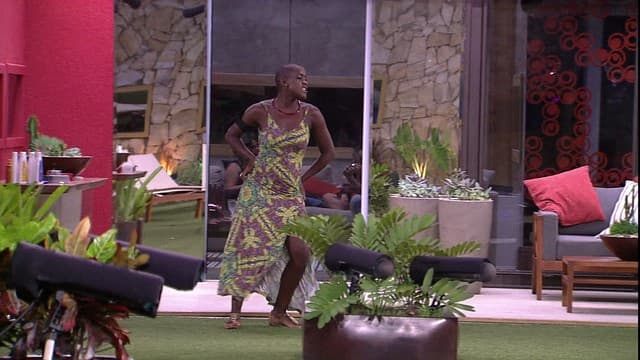 "BBB15": Briga começa com provocação e Angélica rebate com ironia e funk