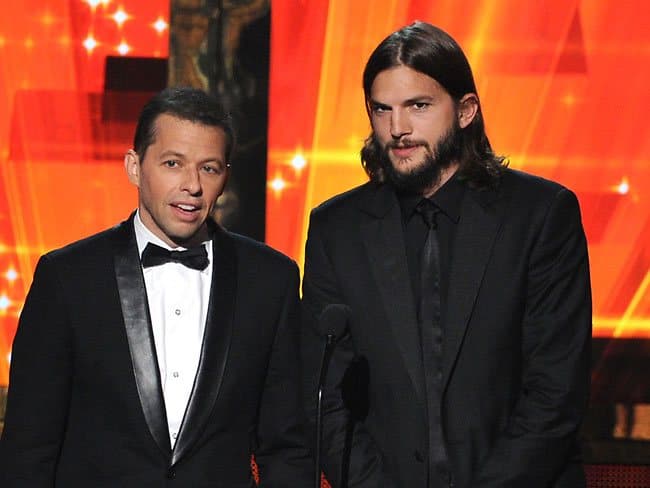 "Two and a Half Men" chega ao fim e Ashton Kutcher se despede de John Cryer
