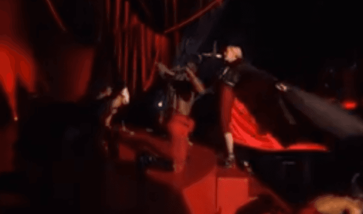 Saiba o que Madonna falou após levar tombo durante apresentação