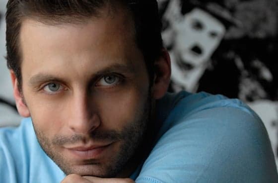 Após polêmica, Henri Castelli volta a posar com mãe de santo