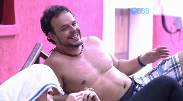 Após sair do "BBB", Adrilles finalmente sai da "seca" com duas mulheres