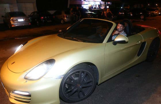 Rico! Kléber Bambam aparece com carro de R$ 600 mil em boate