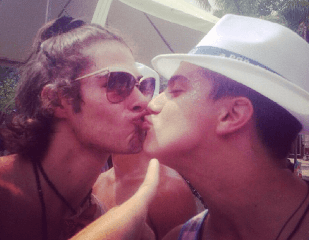 Atores de "Malhação", Rafael Vitti e Cadu Libonati dão selinho em Carnaval