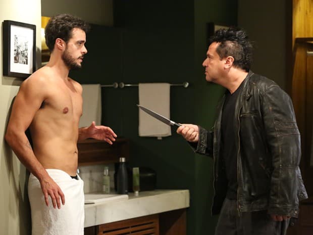 "Império": Felipe invade banheiro de Enrico e ameaça matá-lo