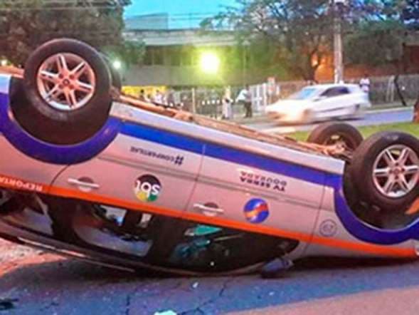 Carro de afiliada do SBT é destruído em manifestação
