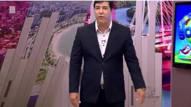 Vídeo da Hora: Cenário do "Cidade Alerta ES" quase cai em cima de apresentador