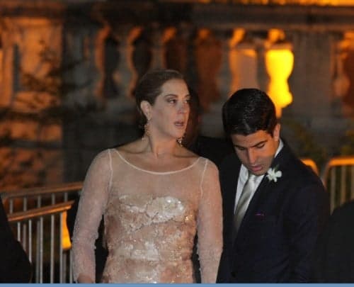Claudia Raia deixa a desejar com cara para poucos amigos em casamento de Thiaguinho