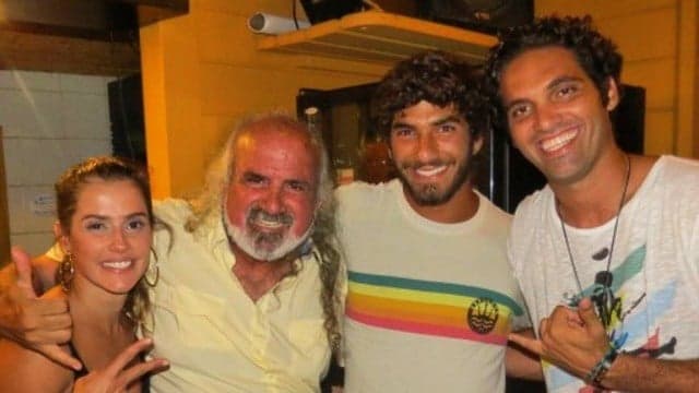 Após rumores, Deborah Secco assume namoro com surfista baiano