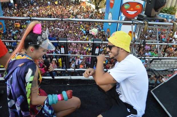 Caio Castro desce até o chão no carnaval de Salvador