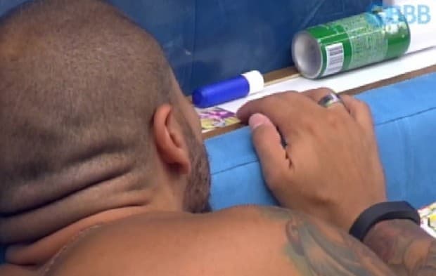 "BBB15": Novo líder, Fernando beija foto de Aline em comemoração