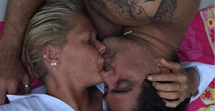 Após diminuir prótese de silicone, Xuxa conta que o namorado gostava do tamanho de antes dos seios