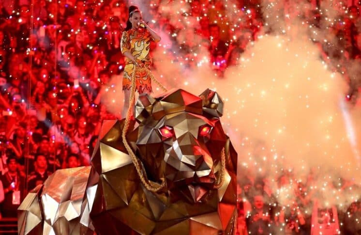 Katy Perry se apresenta no intervalo do "Super Bowl" na TV americana; assista!