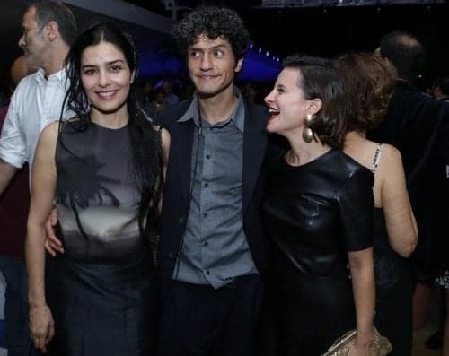 Letícia Sabatella faz cara de poucos amigos em evento de nova novela